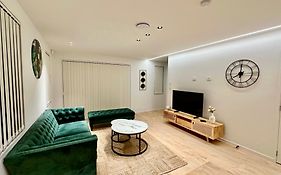 Stylish New & Cosy 3-Bedroom Entire Home In Auckland, Free Parking - Perfect For Your Next Getaway!